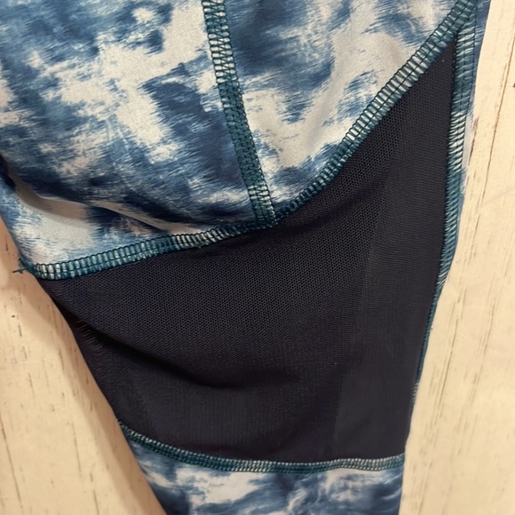 🌻 Lululemon Size 4 Cropped Leggings Reflective Side stripes Mesh Navy and Gray - Picture 14 of 14